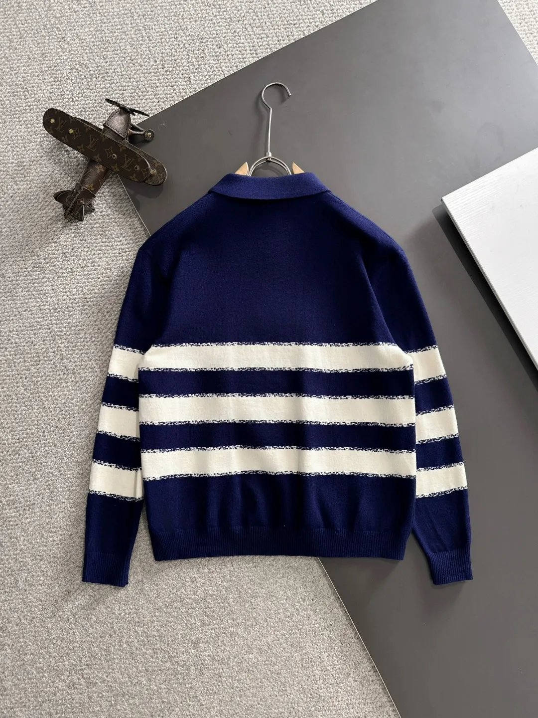 Next day shipping P360 Big Goose 2025 official website latest autumn and winter sweaters, popular models are on sale at the same time at the counter! Specially made of wool blended fabric. It feels comfortable and can be directly in contact with the skin. The logo badge is exquisitely embroidered, which is extremely eye-catching! The details highlight the fashionable charm of big brands. Exquisite workmanship. Three-dimensional cutting style. The wearing effect is invincible and handsome! All three standards are complete! Size: M-3XL
